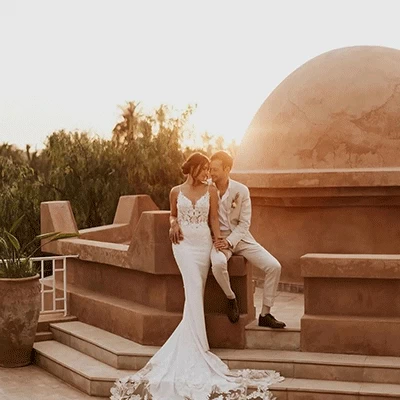 Votre coiffeur de mariage L'Éclat de Votre Grand Jour : Votre Coiffeur de Mariage à Marrakech : Éclat et Élégance Faites de votre jour spécial un souvenir mémorable en confiant vos préparatifs à nos coiffeurs et maquilleurs experts. Du salon au lieu de votre mariage, nous sommes là pour vous. Des chignons élégants aux tresses sophistiquées, nous créons la coiffure parfaite pour la mariée et ses demoiselles d'honneur. Laissez-nous vous guider vers une apparence inoubliable qui capture votre style personnel. Chaque coiffure que nous réalisons reflète votre personnalité et vos désirs pour ce jour unique. Notre équipe dédiée s'engage à vous offrir une expérience détendue et sans stress. Nous vous conseillons avec expertise et mettons en œuvre des techniques de pointe pour vous faire sentir confiante et resplendissante. Que vous rêviez d'un look romantique, moderne ou classique, nous sommes là pour réaliser vos souhaits. Contactez-nous pour une consultation personnalisée et découvrez comment nous pouvons créer la coiffure et le maquillage parfaits pour votre mariage. Laissez-nous illuminer votre journée spéciale.